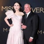 La empresaria trans Anne Jakkaphong Jakrajutatip y el mexicano Raúl Rocha, ambos dueños del certamen Miss Universo, enfrentan órdenes de arresto por diferentes cargos, en sus respectivos países