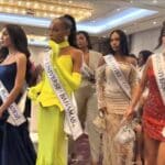 En apoyo a la mexicana, todas las participantes, comenzando por la actual Miss Universo, se levantaron para seguir a Fátima en apoyo a la falta de respeto del directivo