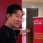 Las redes sociales captaron el momento en el que Newat señala a policías de Tailandia el stand del casino online, algo que varios medios han corroborado