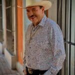 Como miles de viajeros en Estados Unidos, el cantante sinaloense sufrió largas esperas provocadas por protestas de empleados de aeropuertos que no han recibido su paga por el cierre parcial del Gobierno