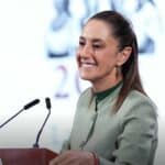 Como no sabía bien lo que había ocurrido al sentir los apretones entre la gente, la Presidenta todavía le dijo al agresor que no se preocupara, que se tomaría una foto con él, algo que por supuesto no sucedió