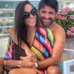 Él está siendo buscado por delincuencia organizada y lavado de dinero a través de una red de empresas fantasma; ella, por complicidad