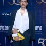 Sergio Mayer Mori dice que su padre lleva 30 años viviendo de ser actor, cantante y bailarín, pese a que no tiene talento en estas tres cosas, y que él mismo lo sabe