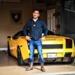 Este hombre, al que le gusta presumir sus autos, es acusado de difundir entre los seguidores de Alicia que habría agentes de ICE en sus conciertos por Estados Unidos, para que la gente no asistiera