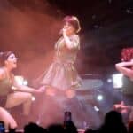 La cantante reveló que hasta ahora entiende que las caídas que ha sufrido no han sido a consecuencia de los polímeros que alteran su cuerpo, sino por la osteoporosis