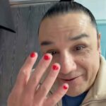 Desde hace tres meses el nuevo look del periodista Esteban Macías ha venido causando polémica, incluyendo burlas y comentarios hirientes hacia él en las redes sociales