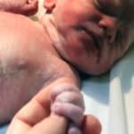 El actor hace referencia en la carta a este bello recuerdo, cuando su hijo al nacer le agarró un dedo y no soltaba a su papá