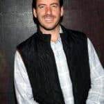 Monroy sostiene que fueron varios motivos sistemáticos por los que se separó el actor, entre ellos por haber golpeado a su hermano y enviarlo al hospital