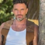 Julián le dice a su hijo en la carta que ha podido seguir su crecimiento a través de fotos y videos de amistades que tiene en común con su madre