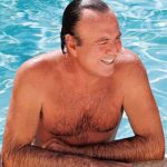 Una venezolana fisioterapeuta del cantante, narra cómo le retorcía sus pezones mientras le daba terapia al cantante de 82 años en la piscina