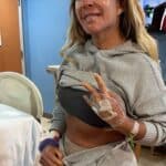 Aunque sonriente, la imagen que Rocío Sánchez Azuara compartió desde un hospital, mostrando su vientre y conectada a sondas, causó preocupación