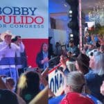 Gracias al apoyo del público texano, Bobby competirá ahora con el representante del Partido Republicano para ocupar un puesto en el Congreso de Estados Unidos