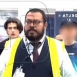 Miguel y Daniel (con el rostro censurado por ser menor de edad) fueron escoltados por un empleado de la aerolínea para tomar un vuelo