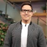 No se ha casado, dice, pero sí se está dando una oportunidad en el amor, y está muy feliz por ello