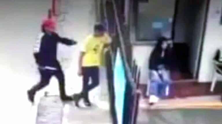 Afirman que atacante de "Sin Senos..." fue linchado por miembros del staff