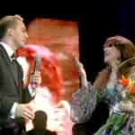 El cantante dice haberse inspirado en estudiar por su madre, quien embarazada de él y con pocos recursos, terminó su carrera universitaria