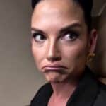 Con los ojos llorosos, la cantante contó a través de un video grabado abordo, el momento de tensión que vivió en un segundo vuelo