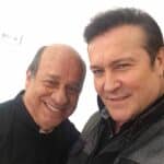 De Pascual, aquí posando junto al actor Arturo Peniche, interpretó en varias telenovelas el papel de sacerdote