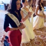 En su recorrido de rodillas al altar, la mexicana se hizo acompañar por otras reinas del certamen Miss Universo, como Miss República Dominicana y Miss Costa Rica