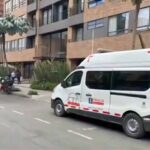 Las autoridades buscan a dos hombres que, en distintos días de la estancia de la modelo, estuvieron con ella en el apartamento