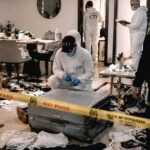 En las redes circula esta foto en la que aparece un miembro del Centro Técnico de Investigación, de la Fiscalía General de la Nación, analizando la maleta en la que presuntamente se encontraba el cadáver de la modelo