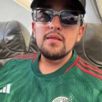 Horas antes de morir, antes del partido entre México e Inglaterra, el cantante mostró su apoyo al Tri vistiendo su camiseta