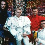 Con sus trajes extravagantes y sus enormes abanicos de mano, el grupo alcanzó éxitos como "Locomía" y "Rumba, Samba, Mambo"