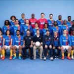 En la serie de televisión "Ted Lasso", protagonizada por Jason Sudeikis (centro), Cristo Fernández (abajo, tercero de izq. a der.) interpreta al centro delantero del equipo AFC Richmond