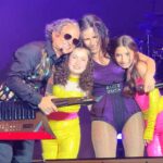 Las hijas de Chacho Gaytán y de Alessandra Rosaldo, acompañaron a la cantante bailando junto a ella el tema "Dónde Están", durante el show de Sentidos Opuestos en el Auditorio Nacional