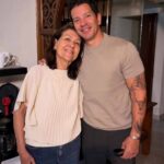 El cantante dice que la enfermedad de su madre está tan avanzada, que requiere cuidados permanentes las 24 horas del día