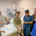 Alejandra hasta les cantó a los médicos y enfermeras que la atendieron una nueva versión de "Cuidado con el Corazón", cambiando su letra y mencionando su caída y su cadera de titanio