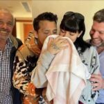 Cuando todo era felicidad: Nodal y Cazzu cuando tuvieron a su hija Inti en Argentina, hace cinco años, posando con los médicos que la trajeron al mundo