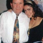 Jesús "Chucho" Gallegos fue uno de los más prestigiados periodistas de espectáculos en México. Aquí con Salma Hayek en sus inicios