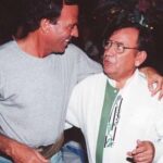 Chucho, aquí captado con Julio Iglesias, murió a consecuencia de una bacteria que invadió su cuerpo, a la edad de 84 años