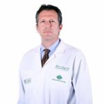 El Dr. Mario Angulo fue entrevistado por Samuel, sin su consentimiento, lo que provocó que interpusiera una denuncia que hizo que un juez girara una orden de arresto a Samuel