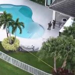 Canales de noticias reportaron desde helicópteros desde el lugar de la tragedia, mostrando una cuerda que bajaba desde la terraza hasta la piscina, cerca de donde se encontraba el cuerpo del cantante