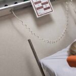 El medio informativo, especializado en noticias sobre lo que ocurre en el puerto, mostró esta imagen, supuestamente de Laura Bozzo internada, aunque al parecer por una cuestión de privacidad no se le aprecia el rostro