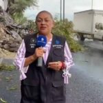 Alma de la Rosa Flores, reportera de GamaVisión, informaba de un accidente que acababa de ocurrir a causa de un deslave que invadió un carril de una transitada avenida de Monterrey